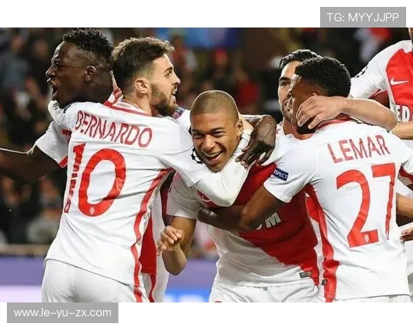 摩纳哥边路进攻突破对手防线，展现战术灵活性