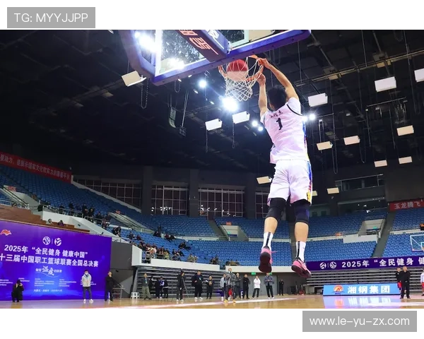 斯特劳瑟展现惊人扣篮天赋，引爆全场观众热情