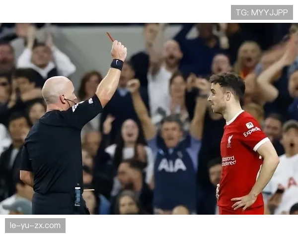 科瓦契奇突破重围,展现顶级控球技艺引领球队反击 科瓦契奇突破重围,展现顶级控球技艺引领球队反击