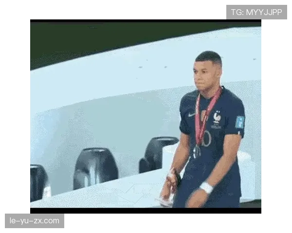 姆巴佩领奖台下穿拖鞋配名表，这反差让我笑出声